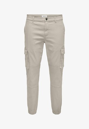 Pantalones cargo de color beige claro con cintura elástica, corte ajustado, múltiples bolsillos laterales y detalles cosidos. Fabricados con material de algodón suave.
