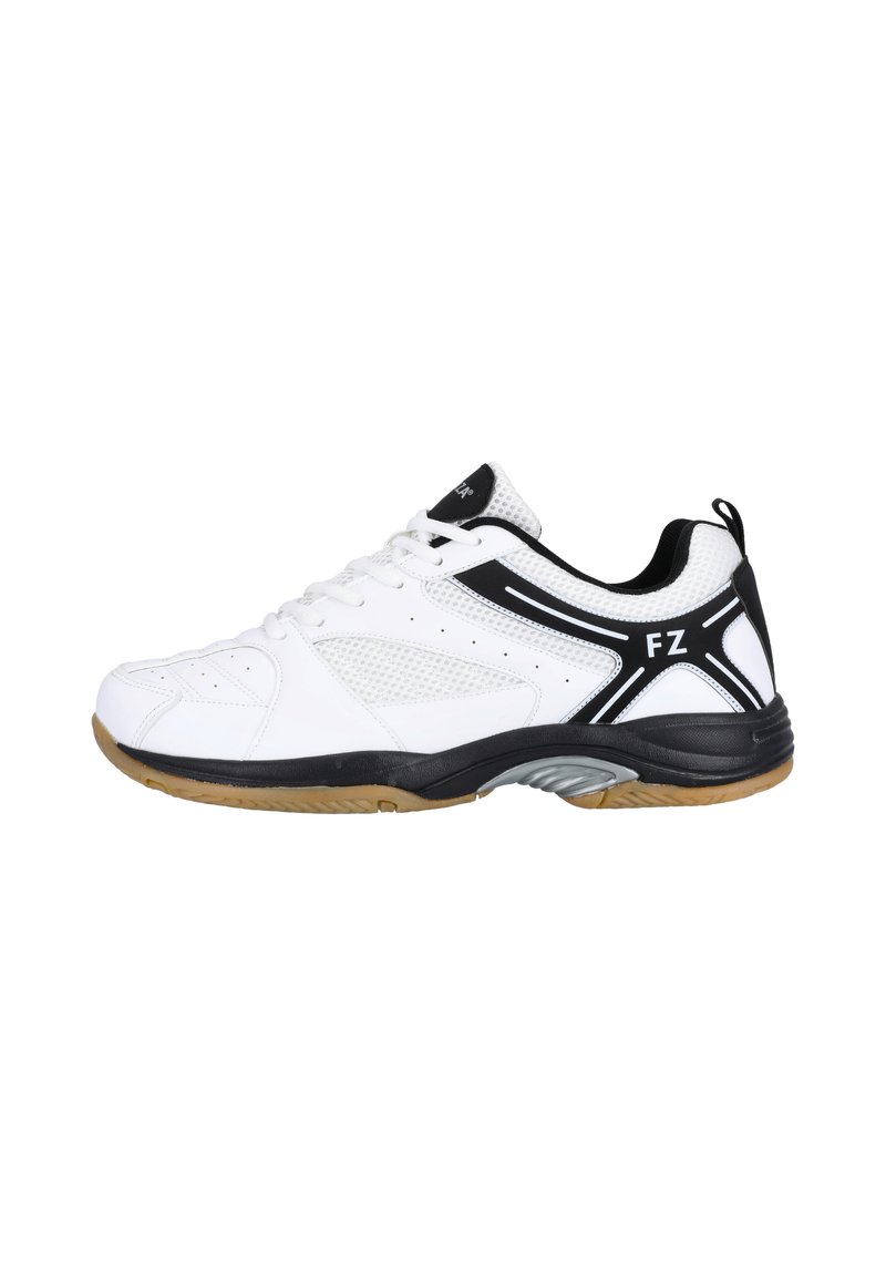 Valkoiset urheilukengät mustilla yksityiskohdilla, verkkopaneelit hengittävyyttä varten, tekstuuripohja ja FZ-brändäys sivussa. Nauhavetoketju.