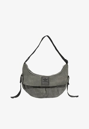 Bolso bandolera gris de tela Adidas con correa negra ajustable y solapa frontal con parche con el logo de Adidas.