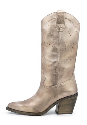 Botte de cowboy mi-mollet beige métallisé avec des motifs décoratifs perforés et un talon bloc en bois empilé.