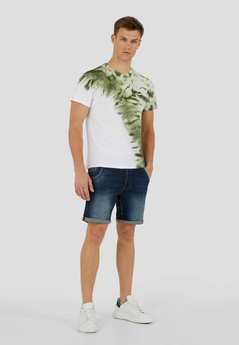Herren T-Shirts basic | Conbipel WITH TIE DYE EFFECT T-Shirt print verde militare/oliv - ZT65207 Herren T-Shirts basic | Conbipel WITH TIE DYE EFFECT T-Shirt print verde militare/oliv - ZT65207
