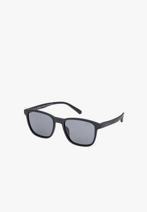 Černé polarizační sluneční brýle se čtvercovými skly, rám s matným povrchem a stříbrnými akcenty na nožičkách, které nesou název značky "GANT."