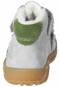 Zapato de cuero gris con acentos de ante verde, forro de piel blanca en el cuello y suela de goma transparente, con detalles cosidos.