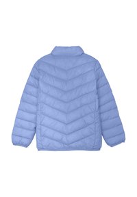 Veste matelassée bleu clair avec un motif en chevrons, dotée d'un petit col et de manches longues. Texture douce et lisse.