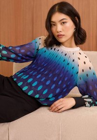 Love & Roses PLEATED REGULAR FIT - Blůza - blue ombre polka dot