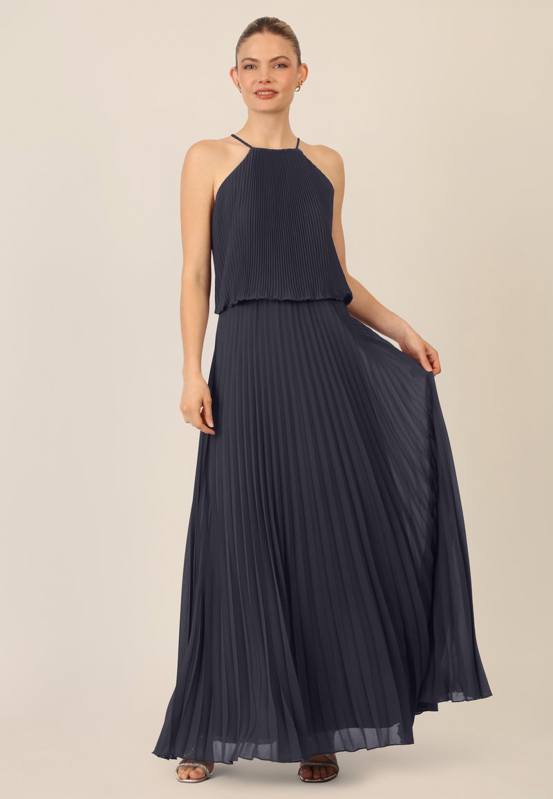 Abito maxi plissettato blu navy con collo halter, realizzato in tessuto fluido e design a strati, caratterizzato da una texture liscia e un delicato lucido.