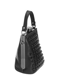 Schwarze Lederhandtasche mit strukturiertem Design, ausgestattet mit metallischen Akzenten, strukturierten Nieten und einem dekorativen Verschluss. Glatte Oberfläche mit matter Ausstrahlung.