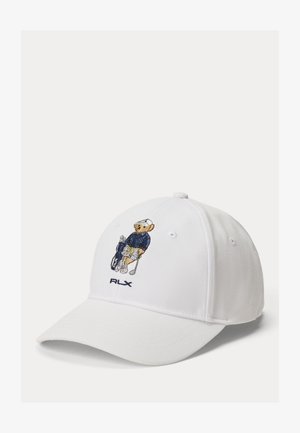 Hvit baseballcap med brodert bjørn iført golfantrekk og holder golfkøller, "RLX"-logo under bjørnen.