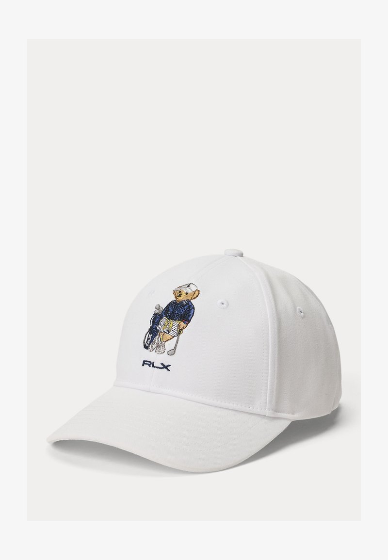 Λευκό καπέλο baseball με κεντημένη αρκούδα που φοράει ενδυμασία γκολφ και κρατάει μπαστούνια, με το λογότυπο "RLX" κάτω από την αρκούδα.