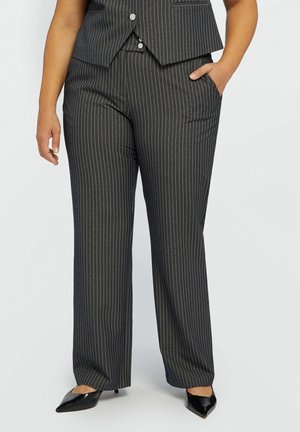 Zwarte pinstripe tailored trousers met een recht gesneden ontwerp, voorzien van zijzakken en een soepele textuur. Gecombineerd met zwarte puntige hakken.
