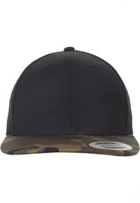 Căciulă snapback neagră cu o coroană structurată și o vizieră cu model de camuflaj. Partea inferioară a vizierii are un finisaj texturat.