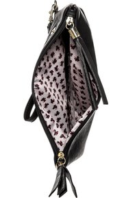 Schwarze Lederhandtasche mit einem Reißverschluss, die ein pinkes Innenfutter mit kleinen roten Blumenmustern aufweist. Enthält einen dekorativen Reißverschluss-Anhänger.