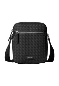 Schwarze, geflochtene Umhängetasche mit einem Reißverschluss an der Oberseite, ausgestattet mit einer vorderen Reißverschlusstasche und einem Stoff-Schulterriemen. Calvin Klein Logo-Akzent.