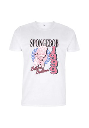 Weißes T-Shirt mit pinker und blauer Grafik von SpongeBob, der Fahrrad fährt, mit den Texten "SPONGEBOB," "1999" und "Bikini Bottom."