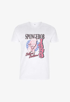 Weißes T-Shirt mit pinker und blauer Grafik von SpongeBob, der Fahrrad fährt, mit den Texten "SPONGEBOB," "1999" und "Bikini Bottom."