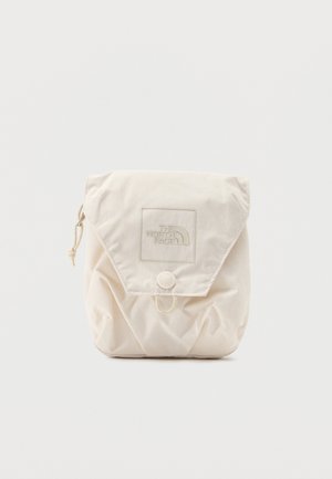 O borsetă mică bej de la North Face cu clapetă și închidere cu buton, realizată dintr-un material ușor, afișată pe un fundal alb.