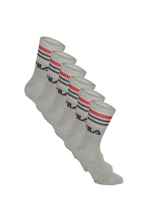 Zes paar grijze sneakersokken met rode en zwarte strepen en het FILA-logo op de boord, diagonaal gerangschikt op een witte achtergrond.