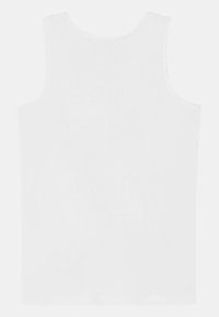 Débardeur blanc sans manches en tissu lisse. Présente un design simple avec un col rond et des détails de couture sur l'ourlet.