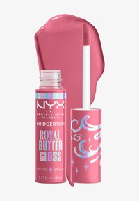 Gloss Royal Butter NYX dans un emballage rose doux. Doté d'un applicateur à wand et d'accents irisés, avec un échantillon rose brillant à côté.