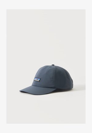 Σκούφος baseball Patagonia σκούρου γκρι με κυρτή γείσο και λογότυπο μπροστά, παρουσιάζεται σε μονόχρωμο ανοιχτό φόντο.