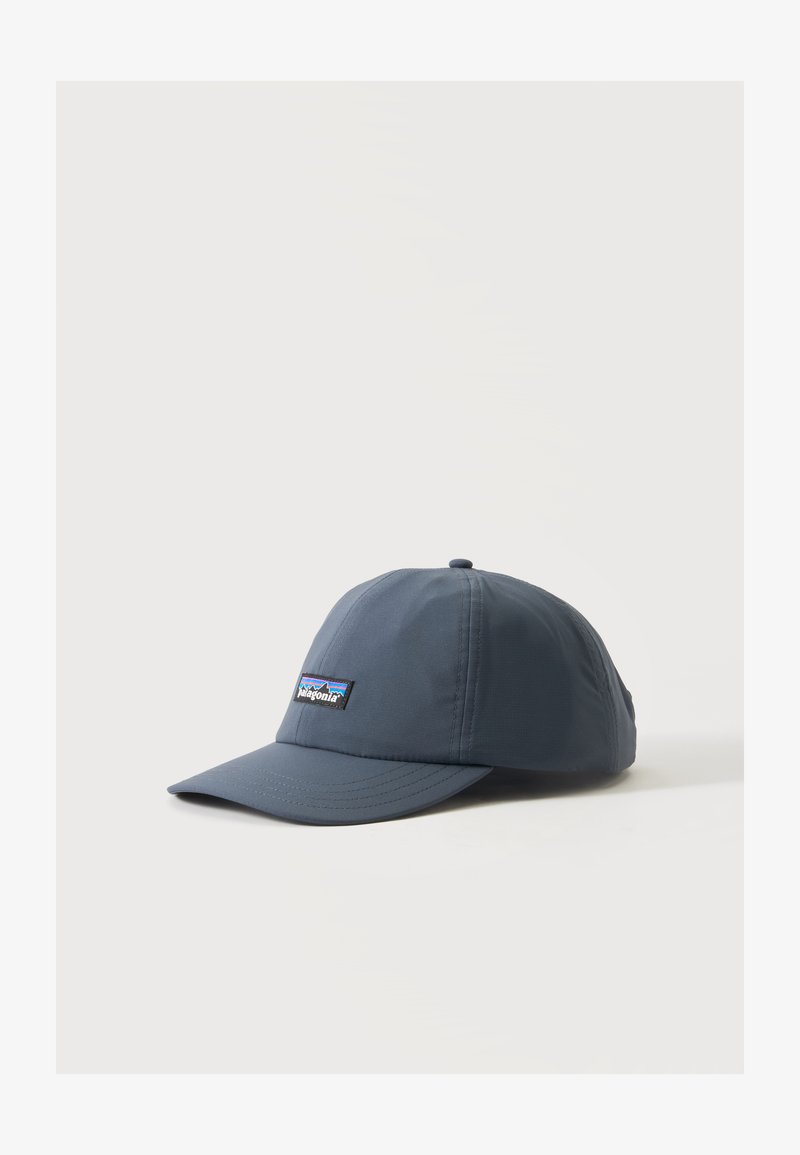 Σκούφος baseball Patagonia σκούρου γκρι με κυρτή γείσο και λογότυπο μπροστά, παρουσιάζεται σε μονόχρωμο ανοιχτό φόντο.