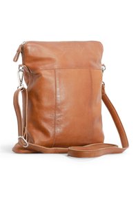 Sac bandoulière en cuir marron avec une texture lisse, fermeture zippée supérieure et une sangle réglable. Présente des coutures minimales et un design épuré.