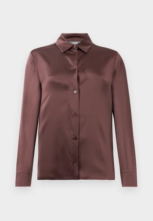 Langermet satinskjorte i dyp mauve med spiss krage og frontknapper, lagt flatt mot en hvit bakgrunn.
