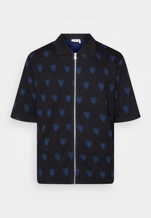 Zwarte korte mouwen shirt met blauwe en groene hartpatronen. Heeft een kraag en een rits aan de voorkant. Gemaakt van zachte stof met een gladde textuur.