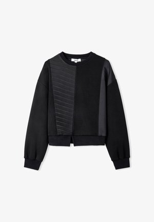 Sweatshirt noir court avec des textures variées, y compris des panneaux lisses et côtelés, des manches surdimensionnées et un ourlet côtelé.