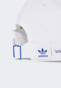 Cappello bianco con loghi Adidas e Disney blu, realizzato in un tessuto testurizzato, dotato di regolazione e di una fibbia in plastica blu.