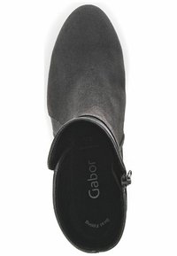 Schwarze Wildleder-Stiefelette mit abgerundeter Zehenpartie, seitlicher Reißverschluss-Akzent und "Gabor"-Branding auf der Innensohle mit einer weichen Textur.