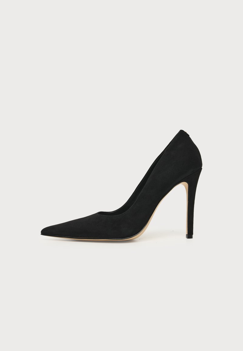 Escarpin stiletto noir à talon haut avec bout pointu et texture lisse, présenté de profil sur un fond clair uni.