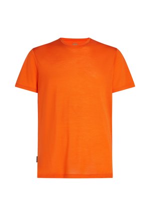 Orange t-shirt tillverkad av lättviktsmaterial, med klassisk rund hals, korta ärmar och rak nederkant. Inga synliga mönster eller detaljer.