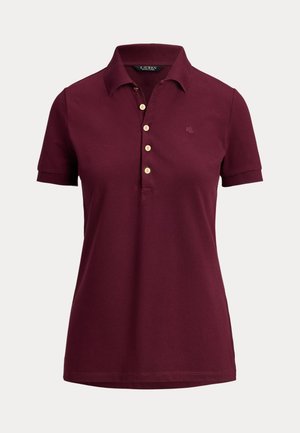 Bordeaux rød polo, korte ærmer, klassisk krave, tre gyldne knapper, broderet logo på brystet, lavet af tekstureret bomuldsstof.
