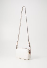 Borsa a spalla bianca in pelle con un texture liscia, forma rettangolare e tracolla regolabile grigio chiaro. Dettagli in metallo dorato.