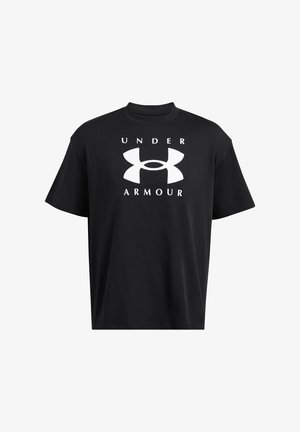Čierne bavlnené tričko s okrúhlym výstrihom, na prednej strane má veľké biele logo "Under Armour" a krátke rukávy.