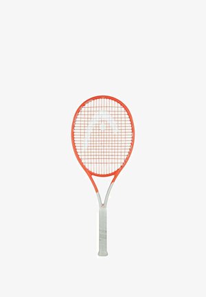Tennisschläger mit einem leuchtend orangefarbenen Rahmen, weißem Saitenmuster und einem strukturierten grauen Griff. Verfügt über eine ovale Kopf-Form und einen verstärkten Übergang.