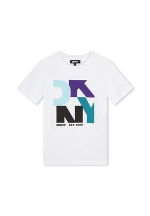 Hvid t-shirt med korte ærmer med farverige store bogstaver DKNY og teksten "DKNY EST. 1989" under designet foran i midten.