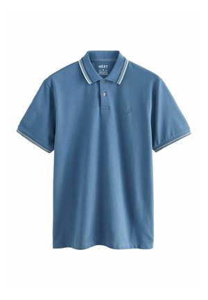 Camisa polo azul de algodón, con un cuello con solapa, dos botones y detalles a rayas en el cuello y las mangas.