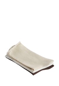 Drei gefaltete Fleece-Schals: einer in Beige, einer in Creme, einer in Braun. Weiche Textur, rechteckige Form und sauber verarbeitete Kanten.