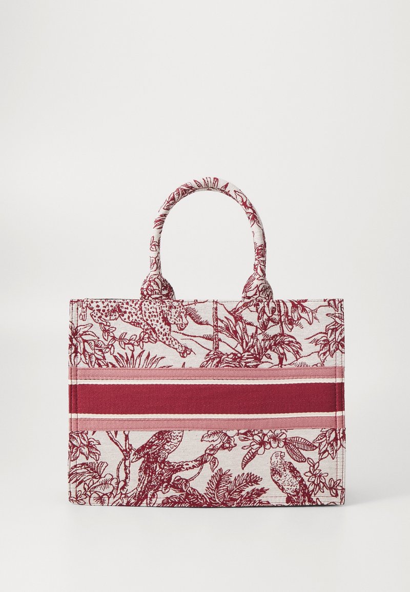 Rød- og hvidmønstret stofindkøbstaske med to afrundede hanke og en vandret stribe detalje i midten. Har dyre- og plantemotiver.