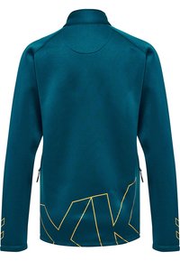 Turkusowa kurtka z długim rękawem, wysokim kołnierzem, bocznymi kieszeniami na zamek i żółtymi akcentami geomtrycznymi na dolnej części pleców. Gładki, elastyczny materiał.