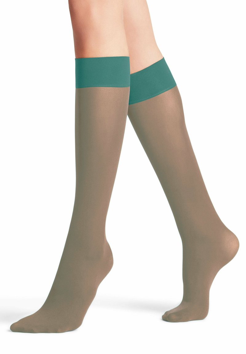 Kniehoge kousen, doorzichtig tan met een matte afwerking, met een solide teal band aan de bovenkant. Gladde textuur en vormvaste pasvorm.