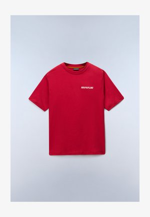 Rotes T-Shirt mit kurzen Ärmeln und Rundhalsausschnitt, mit weißem "NAPAPIJRI"-Logo auf der linken Brust vor einem hellgrauen Hintergrund.