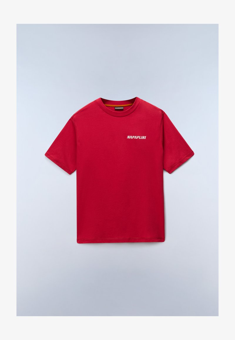 Κόκκινο T-shirt με κοντά μανίκια και στρογγυλή λαιμόκοψη, με λευκό λογότυπο "NAPAPIJRI" στο αριστερό στήθος πάνω σε ανοιχτό γκρι φόντο.
