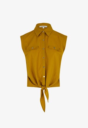 Camicia senza maniche gialla senape con colletto, dotata di chiusura a bottoni, due tasche a pattina e dettaglio annodato sul davanti.