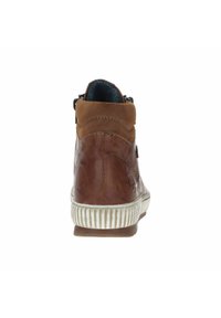 Baskets montantes en cuir marron avec une finition texturée, semelle en caoutchouc blanc et accents en daim beige contrastants au col et au talon.