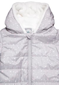 Grijze pufferjack met een rits aan de voorkant, sterrenpatronen in roze en blauw, en een zachte witte fleece voering in de capuchon.