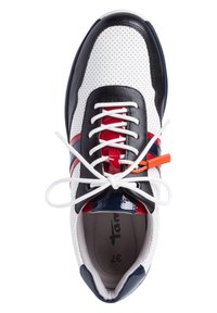 Weiße perforierte Sneakers mit schwarzen und roten Lederakzenten, weißen Schnürsenkeln und einem orangefarbenen Etikett; verfügen über eine abgerundete Zehenform und eine gepolsterte Innensohle.