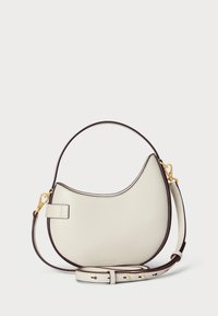 Λευκή δερμάτινη τσάντα χεριού με καμπύλη σχήμα και σκούρα περιθώρια, διαθέτει χειρολαβή και ρυθμιζόμενη ζώνη. Ορατές λεπτομέρειες σε χρυσό τόνο.